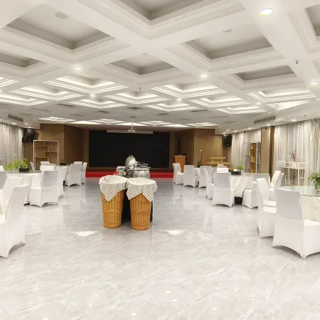 Ruyishangju Business Hotel (Yizhoucheng Food Festival Branch near the Bus Station)