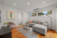 Relaxing Getaway Oasis with Patio in Charming Kew
