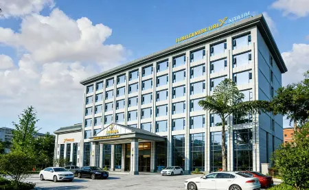 Mercure Realm Hotel (Danyang Government Pharmaceutical Vocational College Branch)
