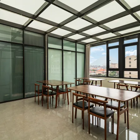 Yinghe Light Luxury Smart Homestay (Hengdian World Studios Store)