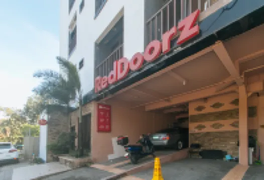 RedDoorz Plus @ Canley Residential