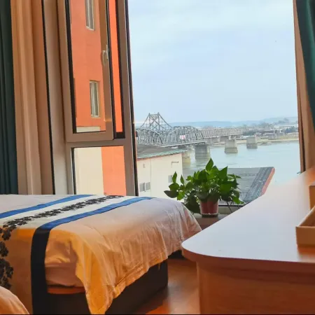 Guomen Zhenxuan Hotel (Yalu River Broken Bridge Railway Station Branch)