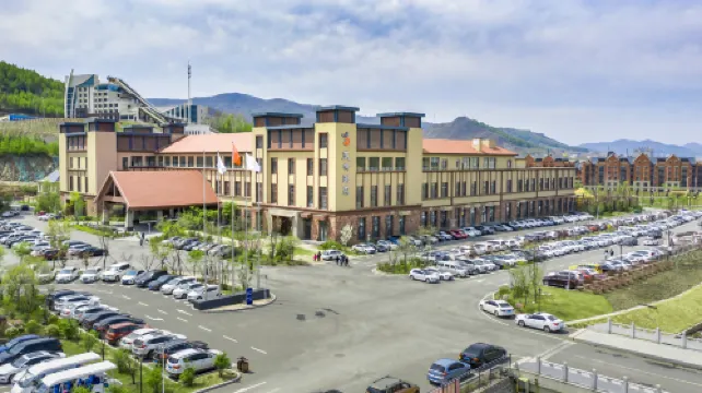 Luming Hot Spring Hotel (Wanfeng Tonghua Ski Resort)