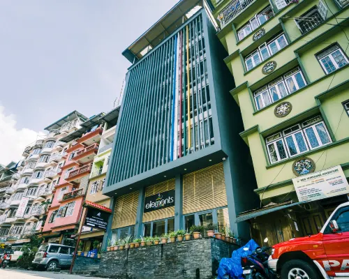 Sparrow Elements Boutique Near Mg Marg Hoteles cerca de Monasterio Enchey