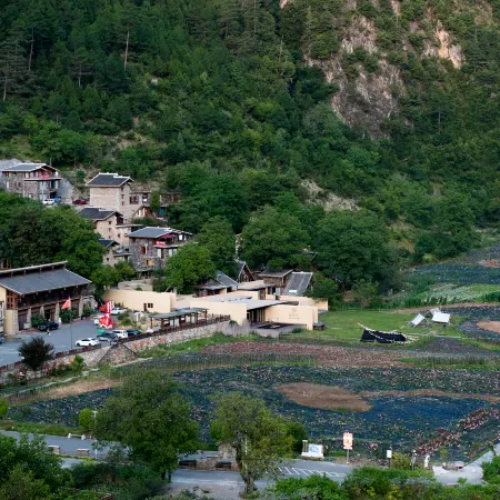 Seulong Village · Yinxi Hall: A Hidden Paradise Cliffside Retreat