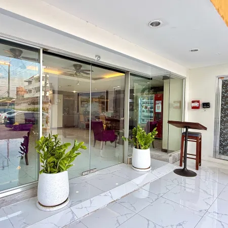 Ayothaya Riverside Hotel Отели рядом с достопримечательностью «Ват Куди Дао»