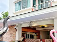 Decare Hotel Patong โรงแรมใกล้หาดไตรตรัง
