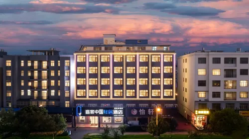 Tongchuang Ejia Chain Hotel (Gushi Xinhe Century City Store) - parking