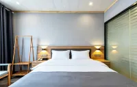 European Light Luxury Hotel (Jinxiu Taiping Ancient City) - 주차장