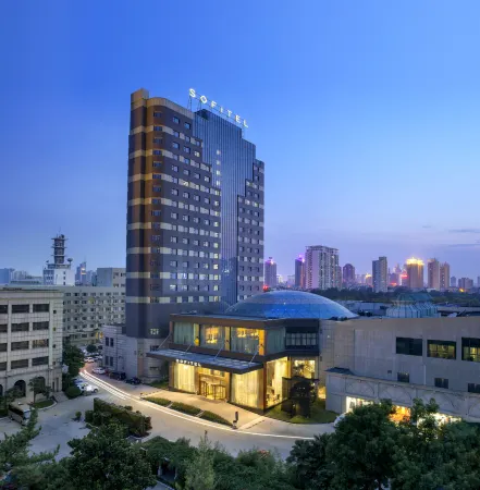 Sofitel Zhengzhou International Hotel Отели рядом с достопримечательностью «Huanghe S & T College School of Information Engineering»