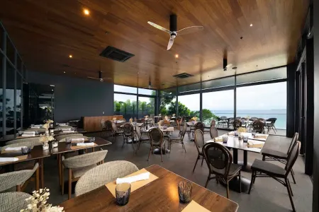 The Reef Island Resort Mactan, Cebu Отели рядом с достопримечательностью «Мактан»