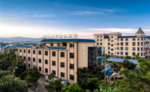 Fairyland Shangpin Hotel (Ruili Duobao City)