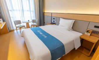 UP HuaYi Collection Hotel (Urumqi South Railway Station)