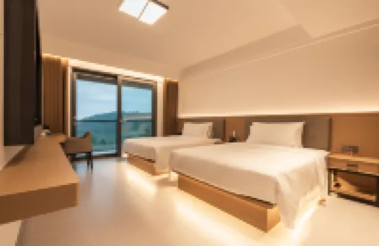 Half-Mountain Listening to the Rain Homestay