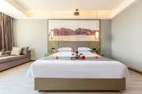 โรงแรมฮอลิเดย์เป่าจวี้