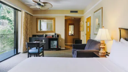 Dinah's Garden Hotel Отели рядом с достопримечательностью «The Museum of American Heritage»