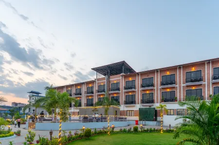 Chitwan Midtown Hotel Отели рядом с достопримечательностью «Chitwan Jungle Safari»