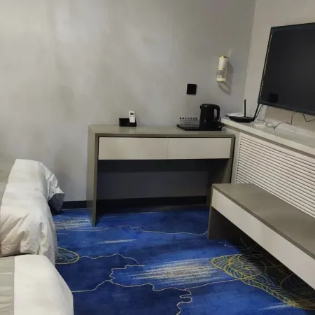 Kaite Star Hotel (Baiyin Bus Station No.1 Middle School)