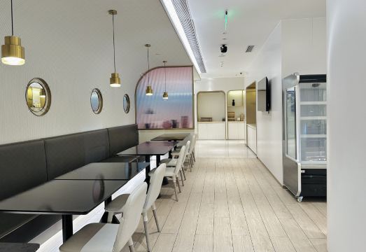 아투어X 호텔의 깔끔한 독서 공간