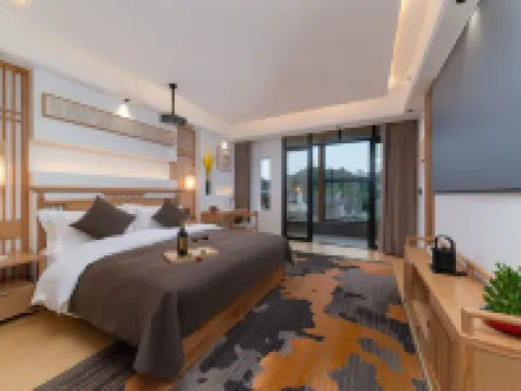 Seven point Homestay (Phoenix Ancient City Maglev Range Rover Station Branch) Hotels in Fenghuang