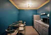 The Fainting Couch Hotels in Cobb