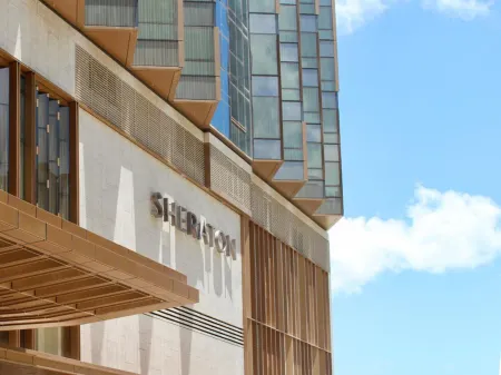 Sheraton Hong Kong Tung Chung Hotel Отели рядом с достопримечательностью «Монастырь Пристань Трапписта»