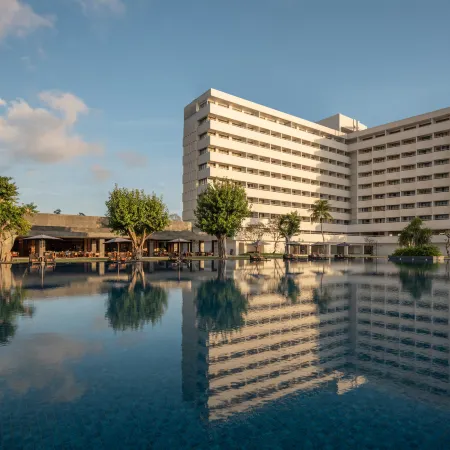 Bali Beach Hotel Отели рядом с достопримечательностью «Пляж Сегара»