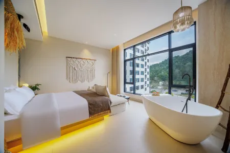 Starlight Cabin Holiday Inn (Wuyuan High-speed Railway Station Branch)