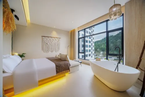Starlight Cabin Holiday Inn (Wuyuan High-speed Railway Station Branch)