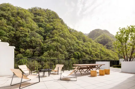 Floral Hotel·Xianning Residential Homestay Отели рядом с достопримечательностью «First Draftage of Zhashui Canyon»