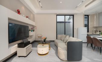 Qingyuan Crystal Butterfly Bay Swimming Lane Hot Spring Villa