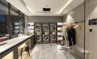 Atour Hotel (Zhangjiakou High-speed Rail Station Civil Square)