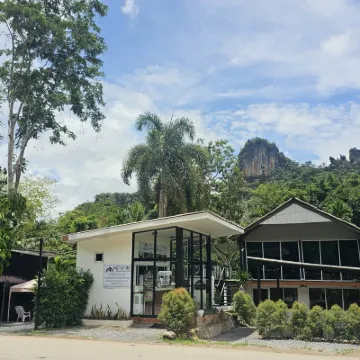 Nahm Khao Sok Hostel and Camping 鄰近考索（Khao Sok）國家公園的酒店
