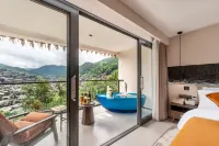 Cloud Retreat ·Summit Gallery Panoramic Homestay (Xijiang Miao Village Viewing Platform) فنادق في لَيشان