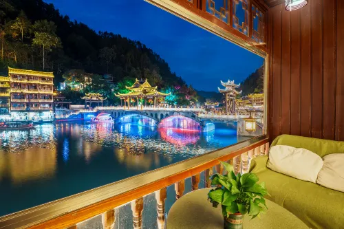 Yueying Tuojiang Riverview Homestay(Phoenix Ancient City) - موقف سيارات