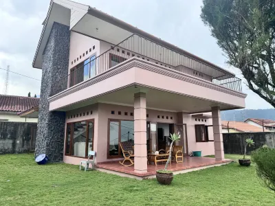 Villa sulthon Hotels in Tawangmangu Subdistrict