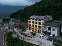 BAOHE Hotel· A Lakeside Private Hot Spring Retreat Hotele w: Powiat Hongya