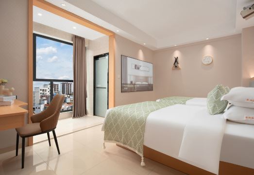 Four Seasons Maple Hotel의 객실 침대와 창문