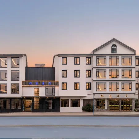 Tonglu Shuanglong No.1 Hotel (Yaolin Wonderland & OMG Heartbeat Paradise Branch) Отели рядом с достопримечательностью «Руан Ши Цзинь Бич»