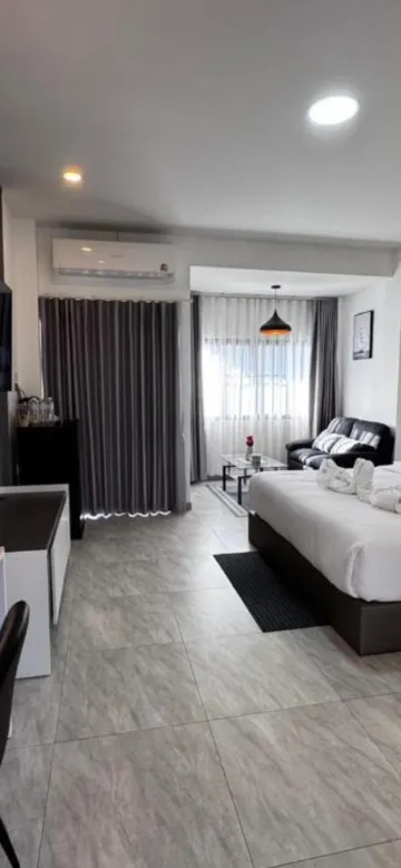 ห้องดีลักซ์ เตียงคิงไซส์ พร้อมระเบียง