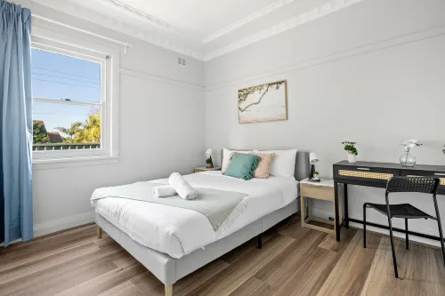 Comfy Private Rooms – Steps from Shops & Dining - Pensions