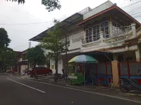 OYO 95103 Madiun Dkost Syariah Hotels in Madiun City