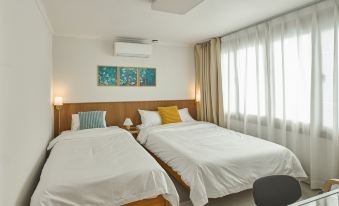 Banwoldang Stn 3min, Table for 6, Hotel bedding, 8pm Check-in, Luggage Storage, Rooftop #Dongseongro