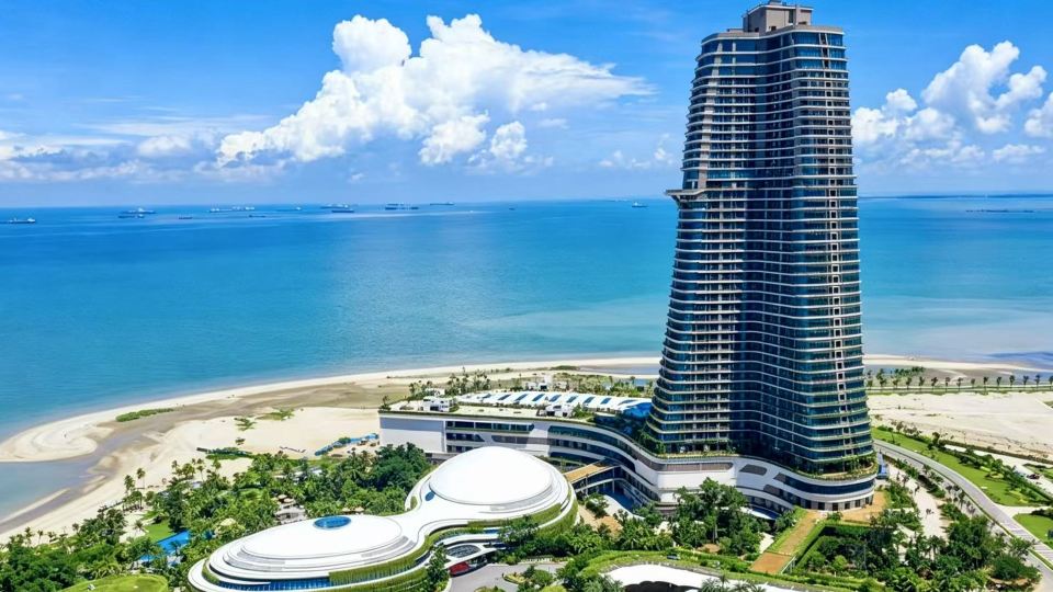 Forest City Sunrise Zencity Seaview House(Carnelian Tower 1 infinity pool)