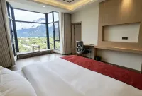 Lakeside Charm · Lake Charm | Snowy Sacred Lake · Scenic Inn (Gongbo'gyamda Basongcuo) - Alloggi