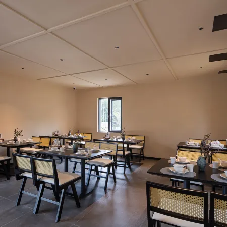 Floral Hotel·Mingye Qiulu Holiday Hotel (North Gate Transfer Center, Lushan Scenic Area)