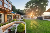 Under the Olive Tree · Infinity Pool Holiday Homestay - 3-Star