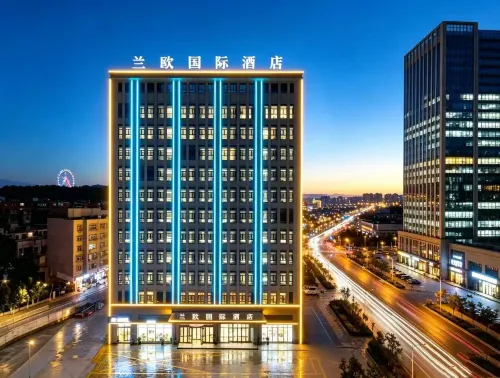 Lanting Oushang Hotel (CCMALL Times Square Store  Hongshan Park)​ - Kitchens