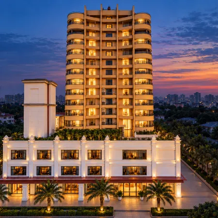Qianhe · Rainforest Dai Villas | JUNGLE Esports Cityscape Hotel (Mengla Starlight Night Market)