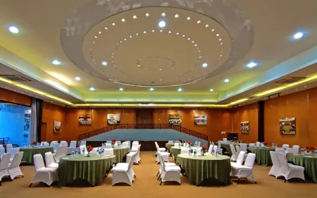 Griptha Hotel Отели в г. Кудус